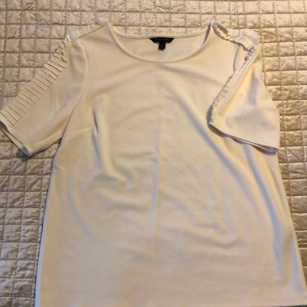 Banana Republic ruffle sleeved blouse. Size small